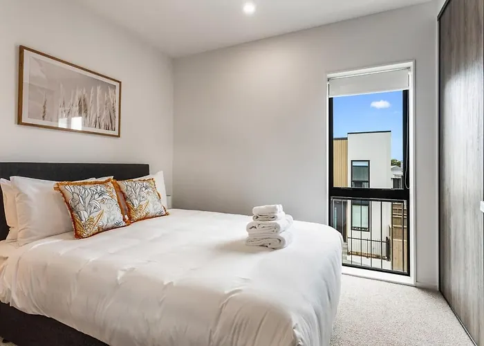 Fresh & Sleek Grey Lynn Unit With Private Patio