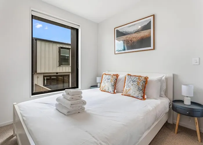 Fresh & Sleek Grey Lynn Unit With Private Patio